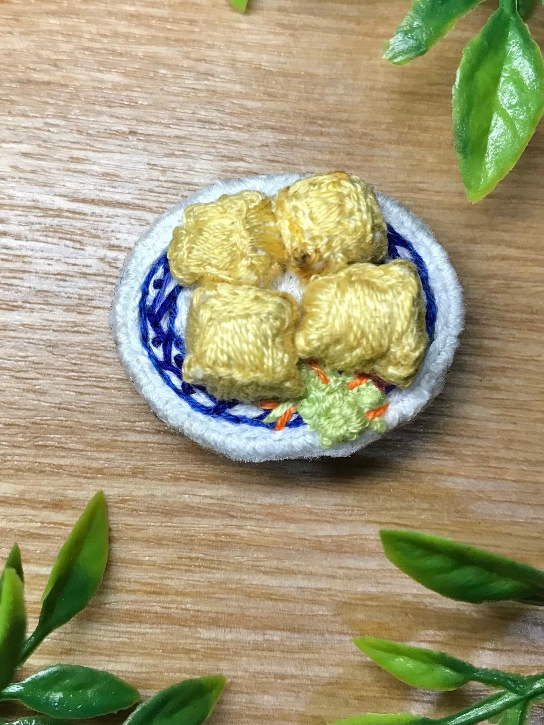 【台湾小吃】手工刺绣臭豆腐别针B款/食物手作/料理饰品/送礼生日 - 徽章/别针 - 绣线 金色