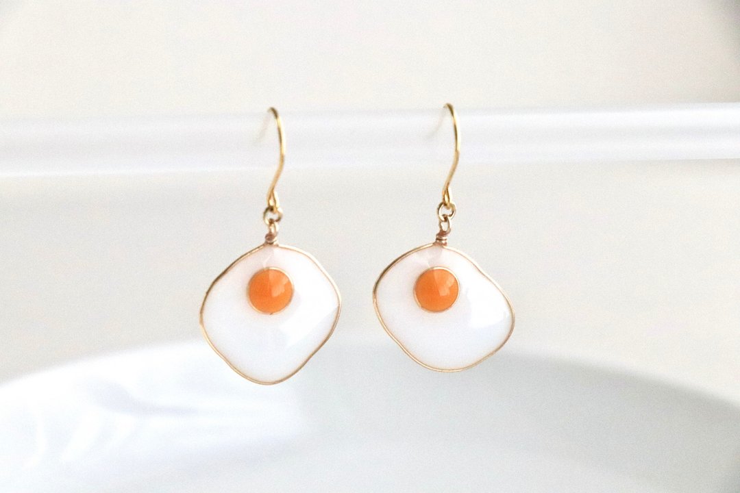 Plump and glossy fried egg earrings / Clip-On miniature Sunny-side up - 耳环/耳夹 - 树脂 白色