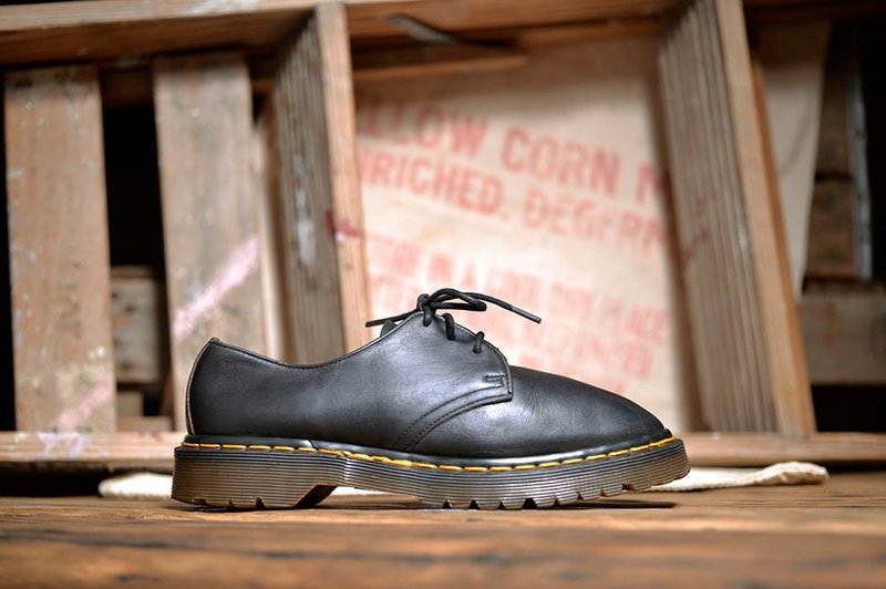 《Dr. Martens Shoes》马汀经典黑色3孔鞋 DME07 - 芭蕾鞋/娃娃鞋 - 真皮 黑色