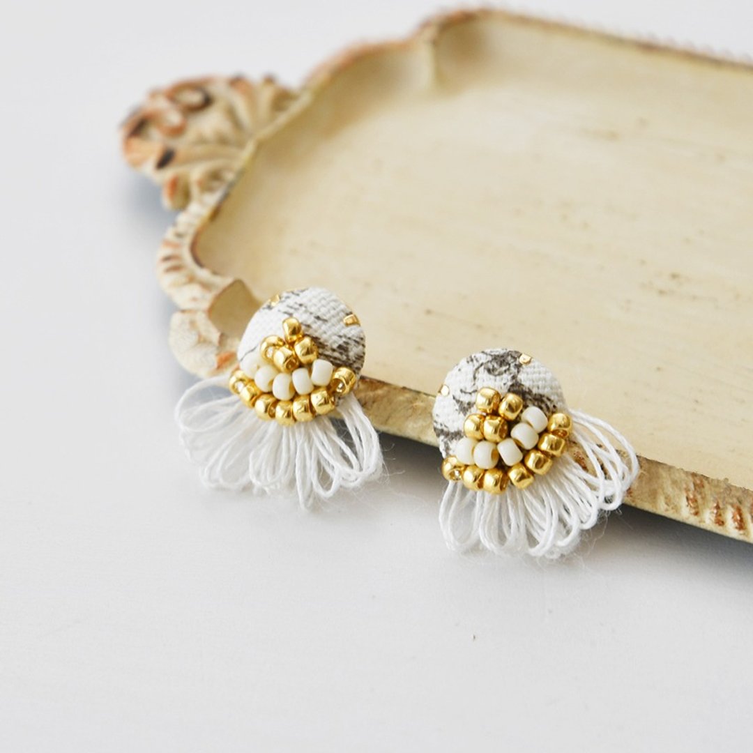 蕾丝流苏耳环 / Lace tassel earring white - 耳环/耳夹 - 棉 白色