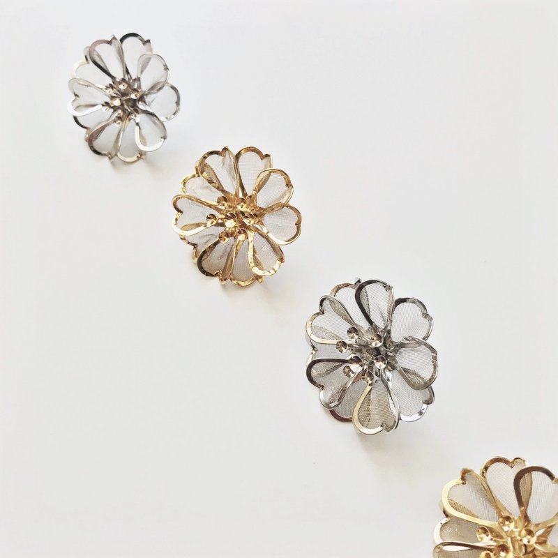 Marygo 立体折花3.0 耳环 - 耳环/耳夹 - 其他金属 银色
