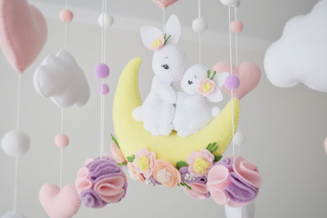 Bunnies on the Moon hanging crib toys for newborn baby - 婴儿床上用品 - 其他金属 粉红色