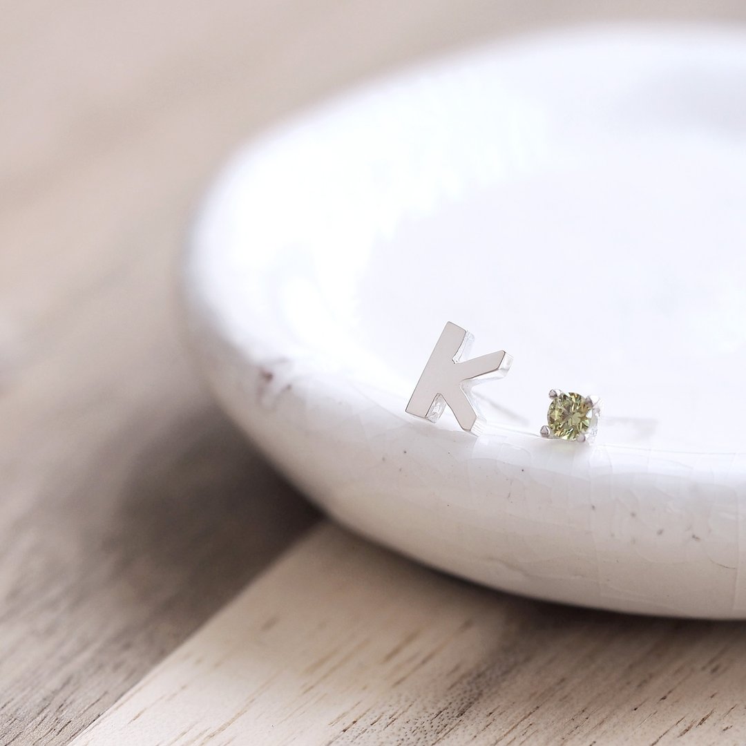 K) Selectable Birthstone & Initial Earrings Silver 925 - 耳环/耳夹 - 其他金属 多色