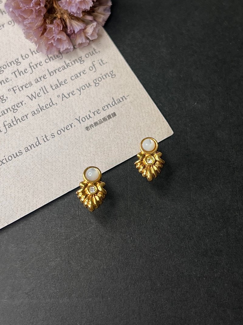 Avon半宝石系列- 精致贝母小耳环 (库存新品/含原厂盒) - 耳环/耳夹 - 贝壳 金色