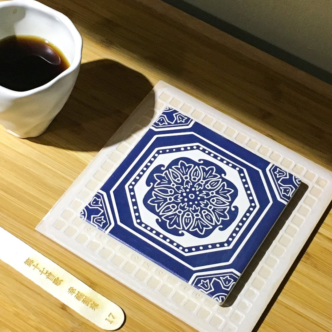 青花瓷系列 17幸福到来 花砖吸水杯垫 (台湾花签#17) - 海报/装饰画/版画 - 陶 蓝色
