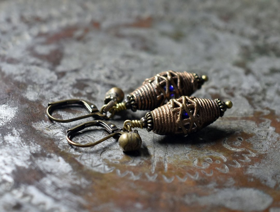 ```json
加纳黄铜珠与民族铃铛的耳环 椭圆形 - 耳环/耳夹 - 其他金属 金色