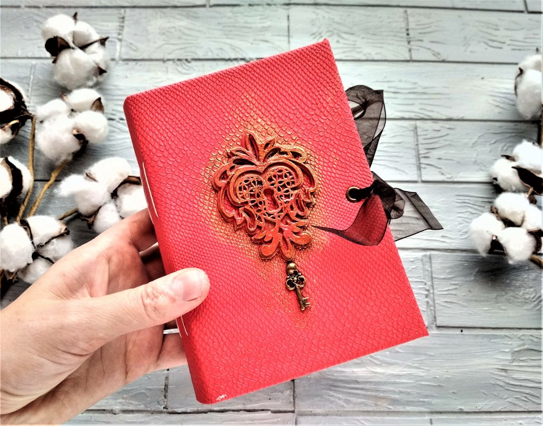 Alice in Wonderland junk journal handmade on sale Little White rabbit junk book - 笔记本/手帐 - 纸 红色