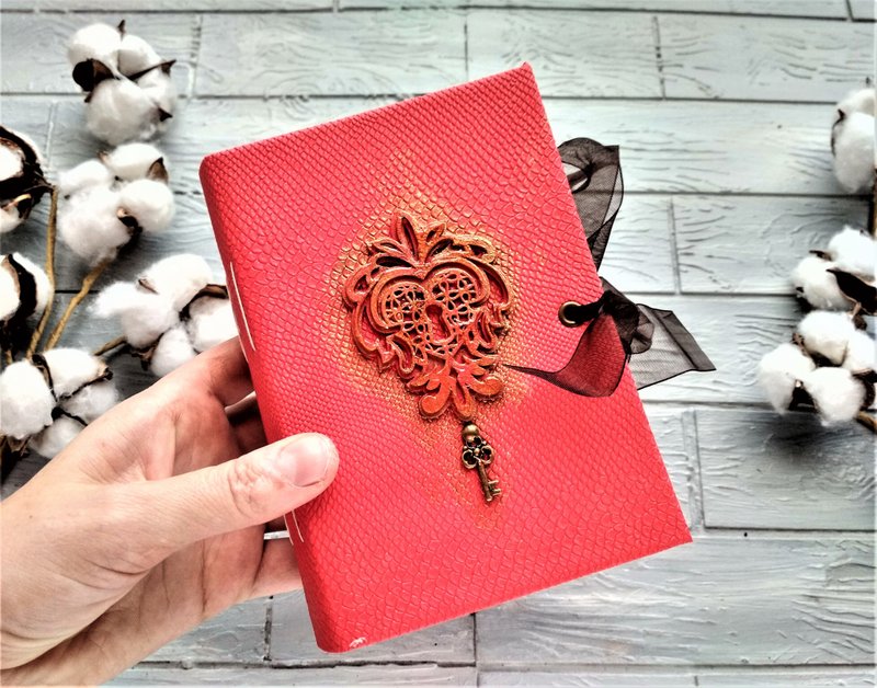 Alice in Wonderland junk journal handmade on sale Little White rabbit junk book - 笔记本/手帐 - 纸 红色