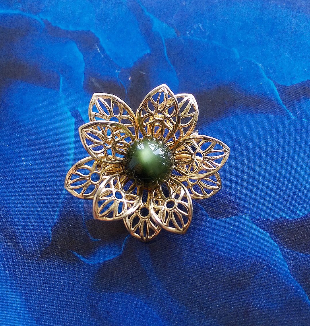 Vintage Jewelry 西洋古董饰品 篓空 花形 小巧 别针 - 徽章/别针 - 其他金属 金色