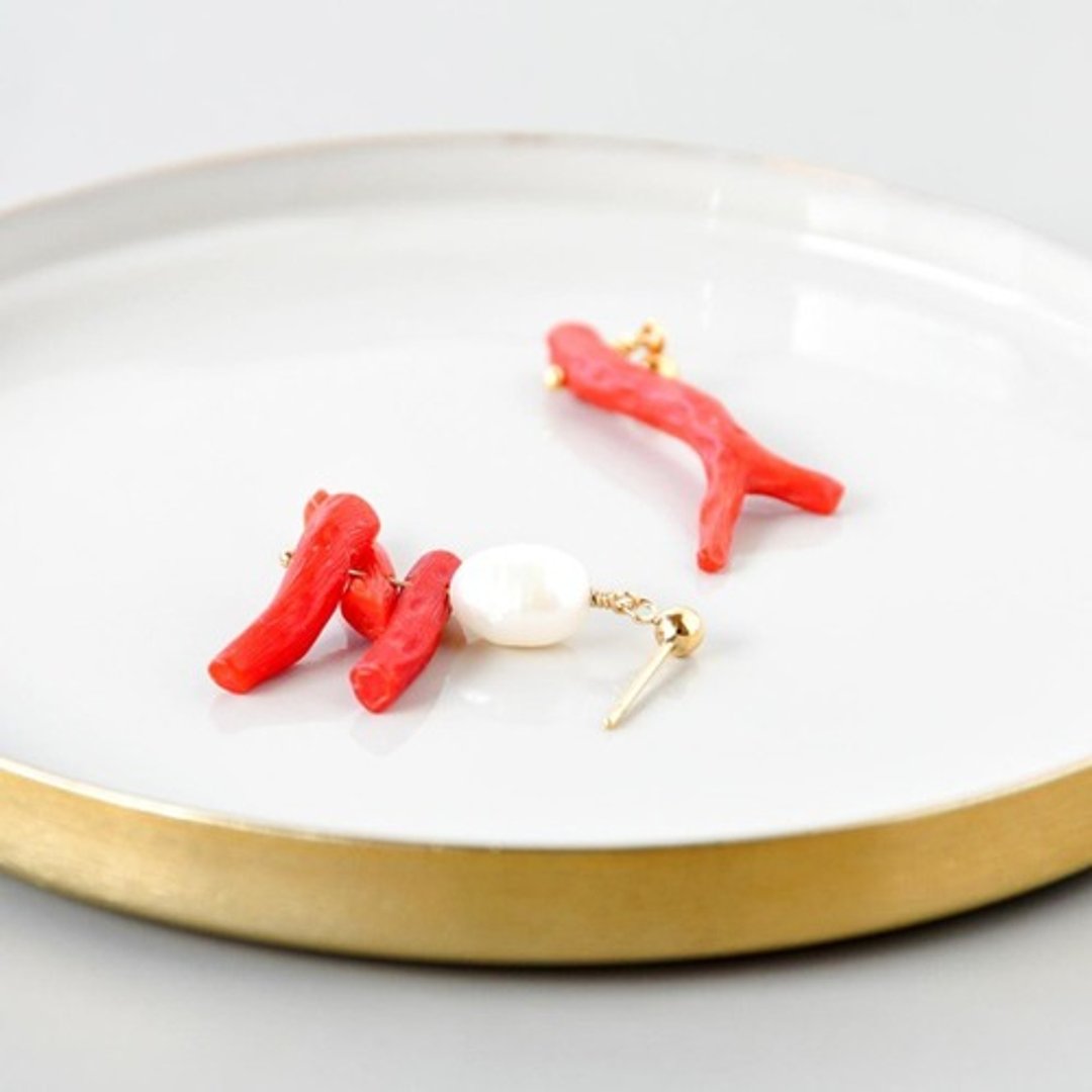 14kgf/Sardinian red coral x freshwater pearl baroque asymmetric earrings - 耳环/耳夹 - 宝石 