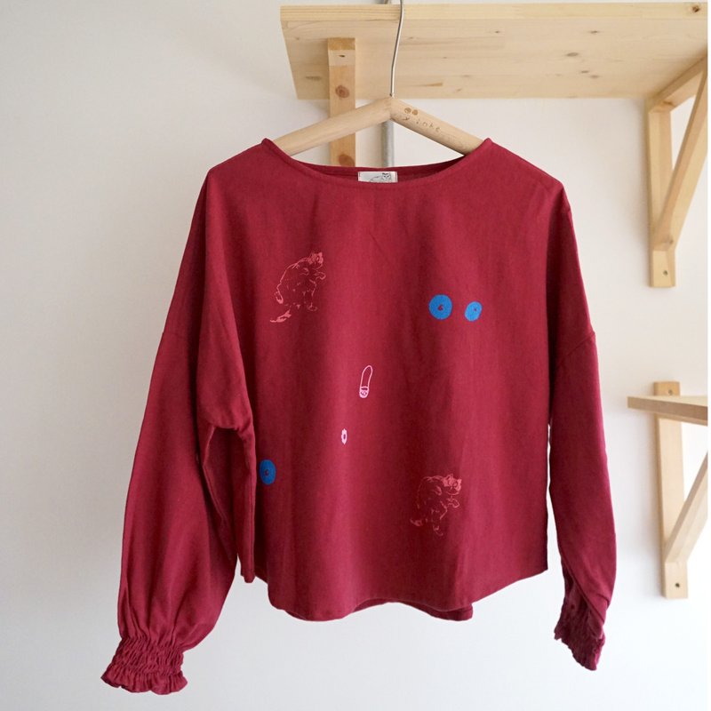 扭扭猫 / 小狗 酒红印花皱皱袖舒服上衣 - 女装上衣 - 棉．麻 红色