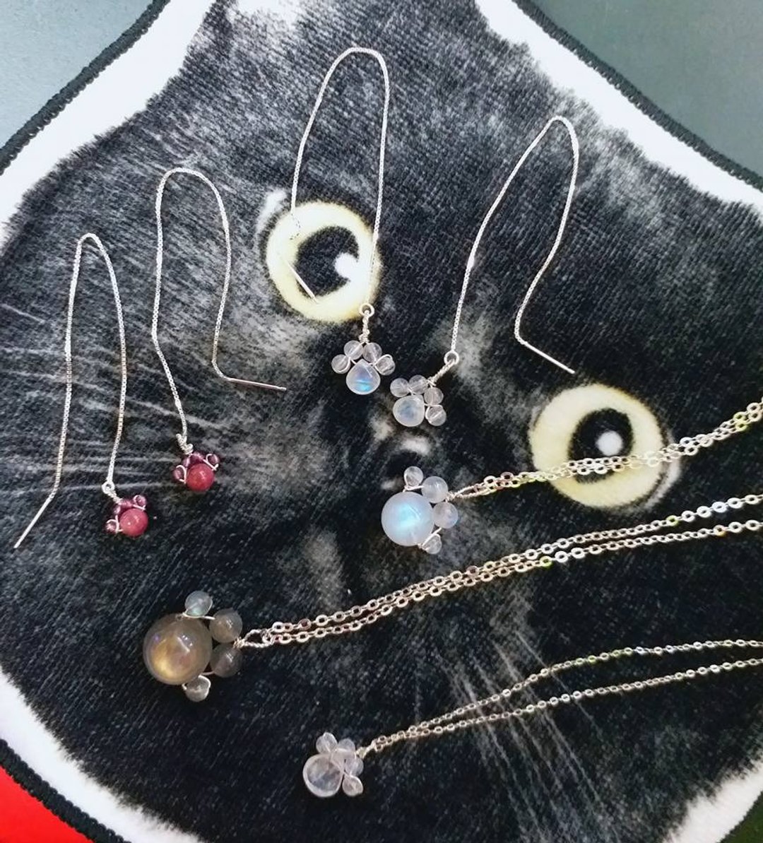 10MM 月亮石喵星人粉肉球 925 纯银 锁骨项链 10mm cat paw shape moonstone  925 silver necklace - 项链 - 宝石 蓝色