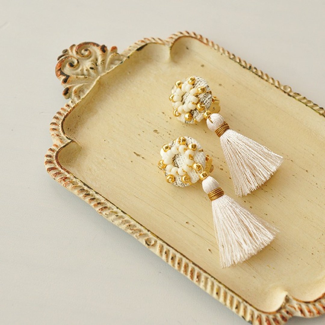 白色花结流苏耳环 / Rosette tassel earring white - 耳环/耳夹 - 聚酯纤维 白色