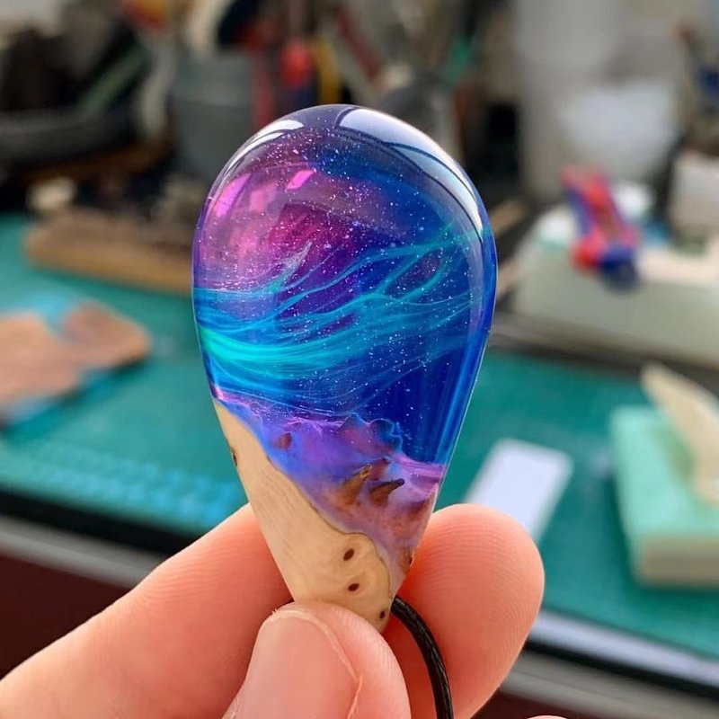 魔幻极光、手工树脂与天然木吊坠、项链、夜光饰品、自然定制礼物 - 项链 - 树脂 多色