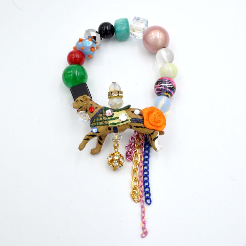 TIMBEE LO 动物田园清新创意法国旋转木马狮子施华洛水晶小花手链 - 手链/手环 - 塑料 多色