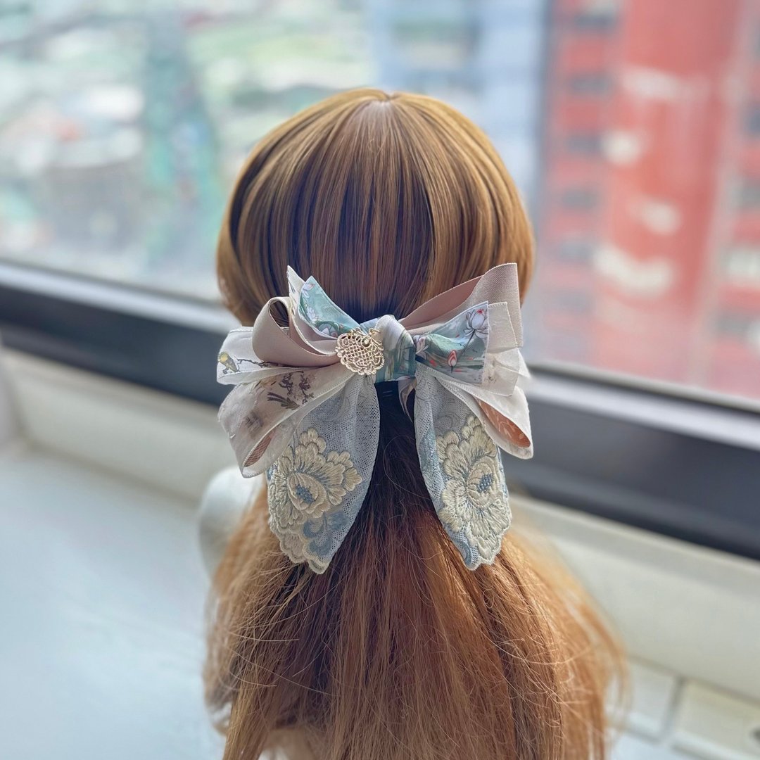 印花纱蕾丝蝴蝶结相交夹香蕉夹仙女夹发夹-素雅卡其蓝灰 - 发饰 - 其他材质 卡其色