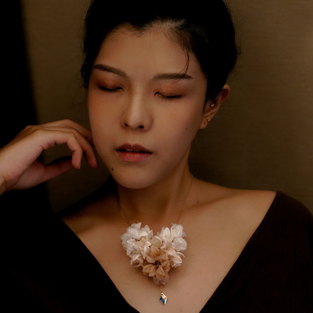 Lizette 轻奢浪漫心型布花水晶项链 - 项链 - 其他材质 粉红色
