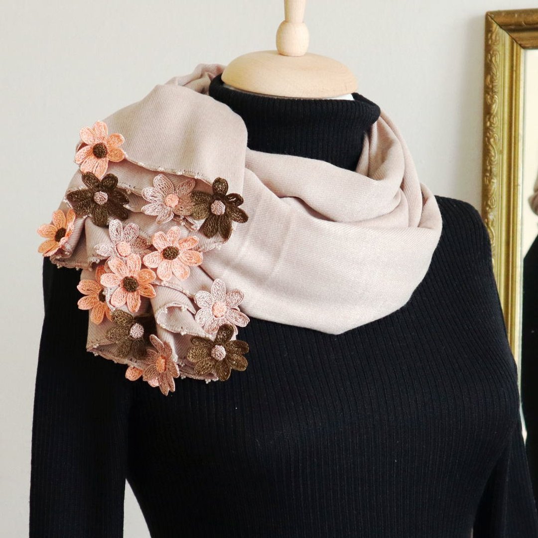 Made to order / OYA crochet Pashmina shawl - DAISY - Cocoa Whip - 丝巾 - 羊毛 咖啡色
