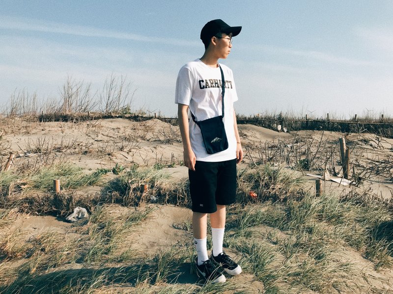 岛屿刺绣斜背随身小袋 斜背包 - 侧背包/斜挎包 - 棉．麻 