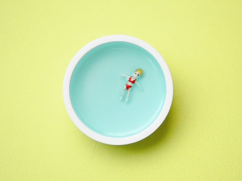 Celebrity brooch - round / white - 胸针 - 塑料 蓝色