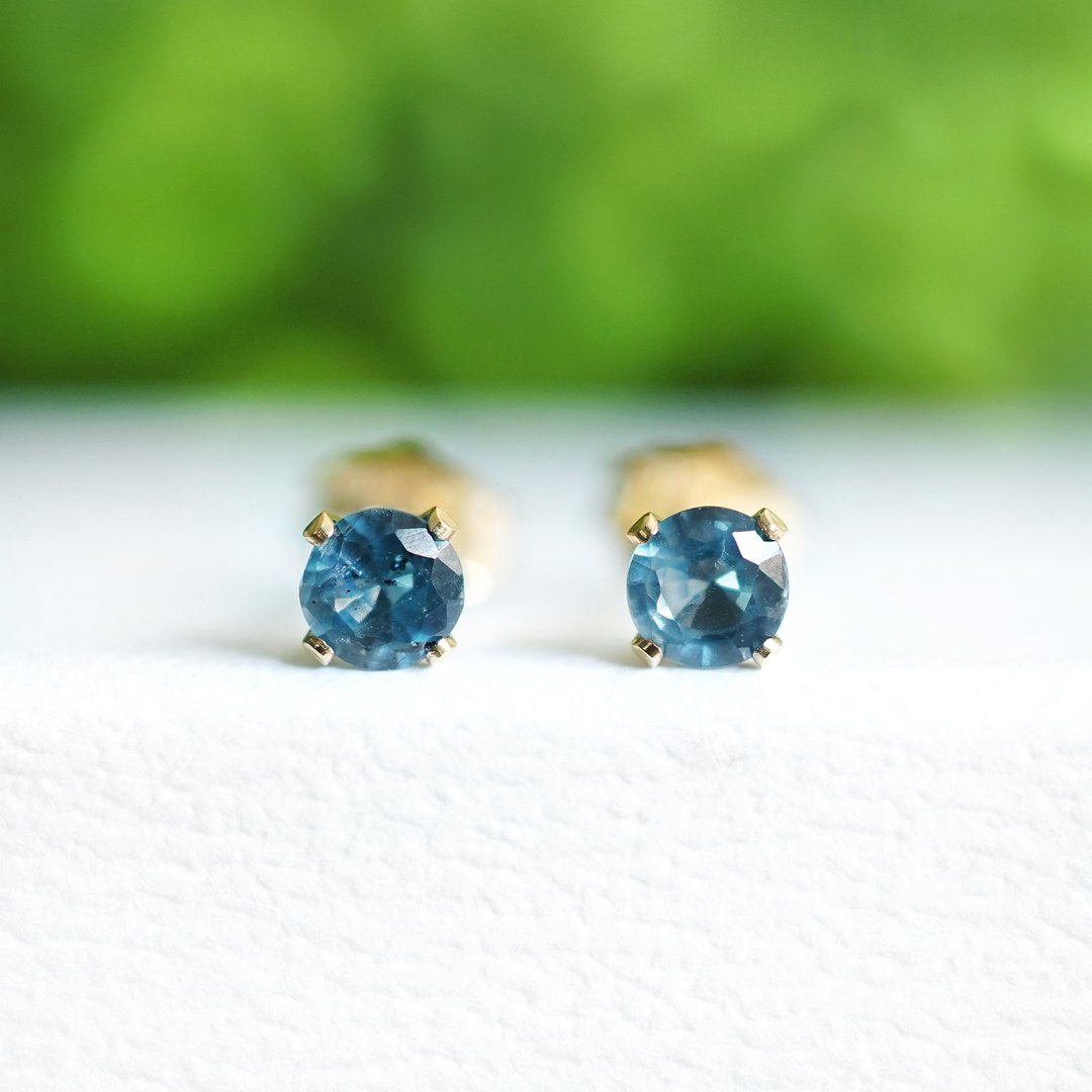 Blue Green Kyanite 4mm Stud Earrings Hilda - 耳环/耳夹 - 宝石 蓝色