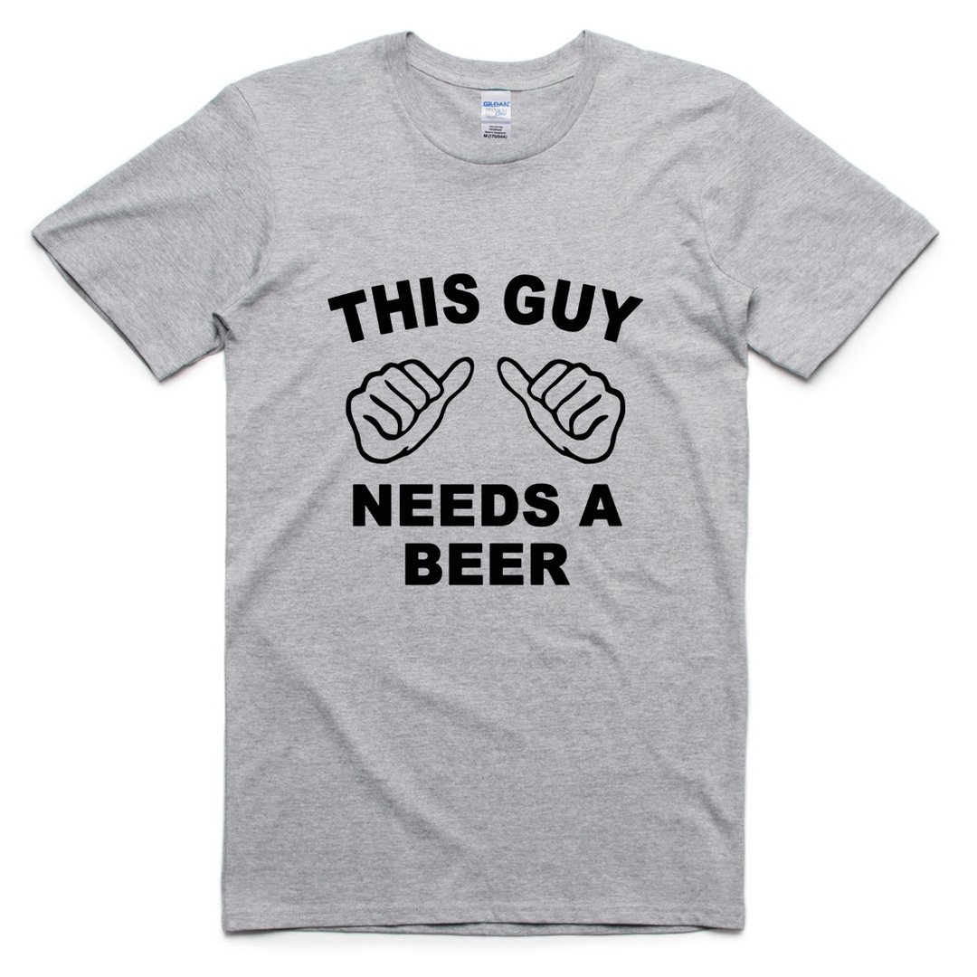 THIS GUY NEEDS BEER 短袖T恤 灰色 这个男的需要啤酒 趣味 party 礼物 设计 文字 - 男装上衣/T 恤 - 棉 灰色