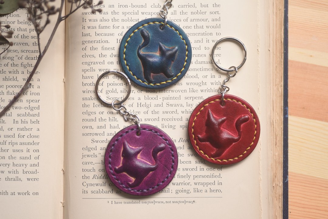 屋顶上的猫咪　皮革钥匙圈　真皮吊饰　定制化　情人节　交换礼物 - 钥匙链/钥匙包 - 真皮 橘色