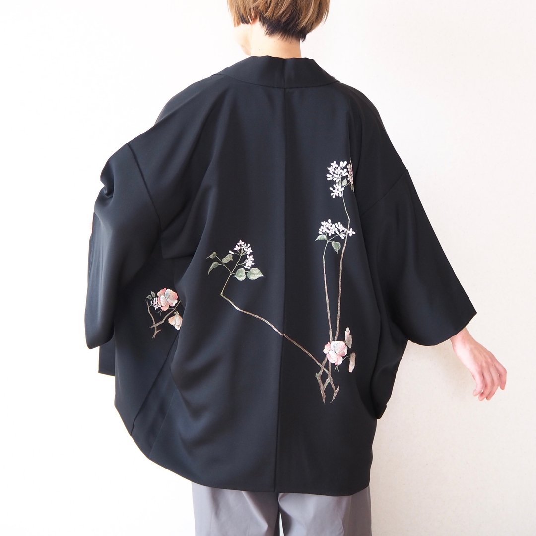 【日本制】 高档真丝黑羽织、花朵刺绣、时尚日本、庆贺 - 女装休闲/机能外套 - 丝．绢 黑色