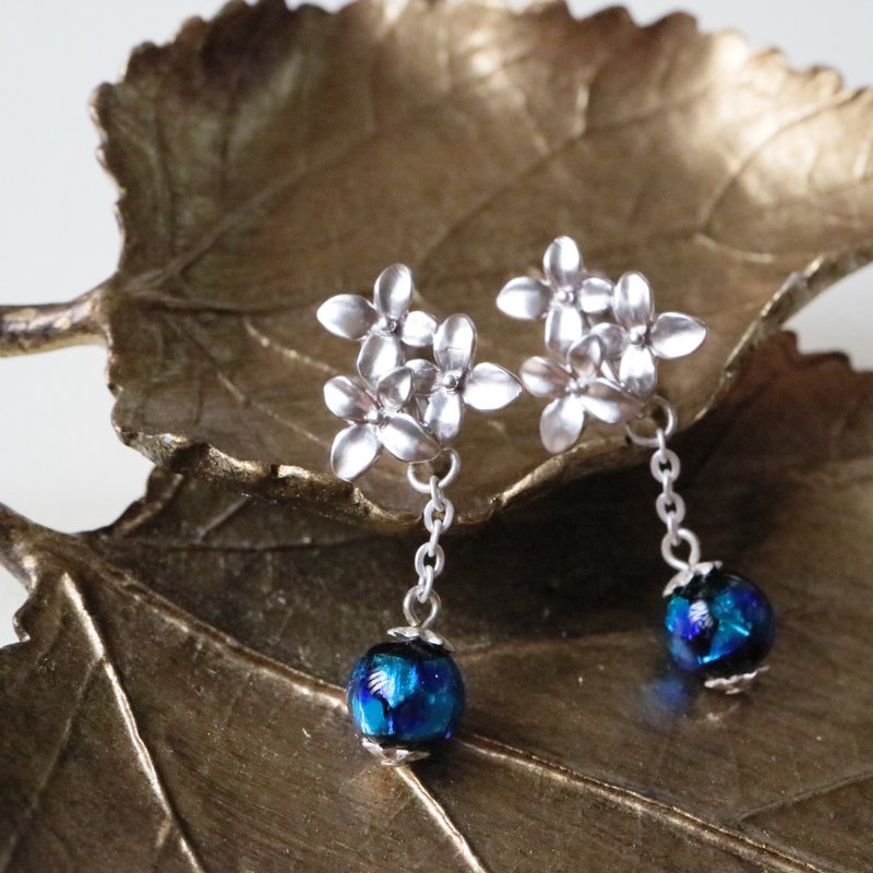 萤火虫玻璃珠耳环 流星 萤火玉 萤光玻璃 蜻蜓玉 琉璃玉 蓝玉 玻璃珠 蓄光 夜光 发光 摇曳 花朵 蓝 黑 质感 纯铑电镀 - 耳环/耳夹 - 玻璃 蓝色