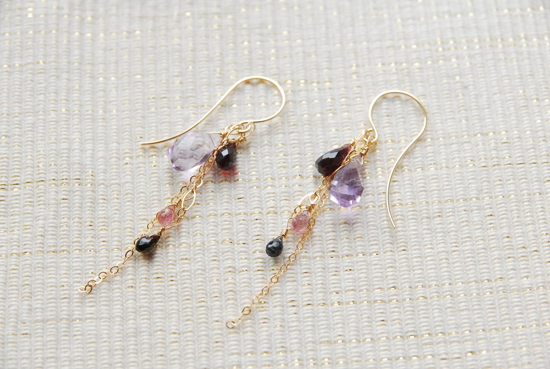 Amethyst and garnet chain earrings 14kgf - 耳环/耳夹 - 水晶 紫色