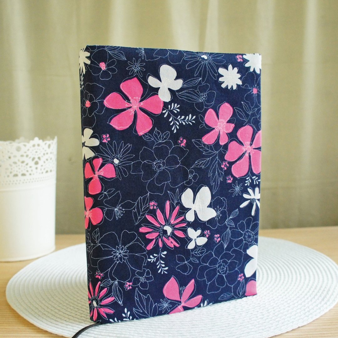 Lovely日本布【勾勒花朵双面布书衣、深蓝】25K日志、A5手帐 - 书衣/书套 - 棉 蓝色