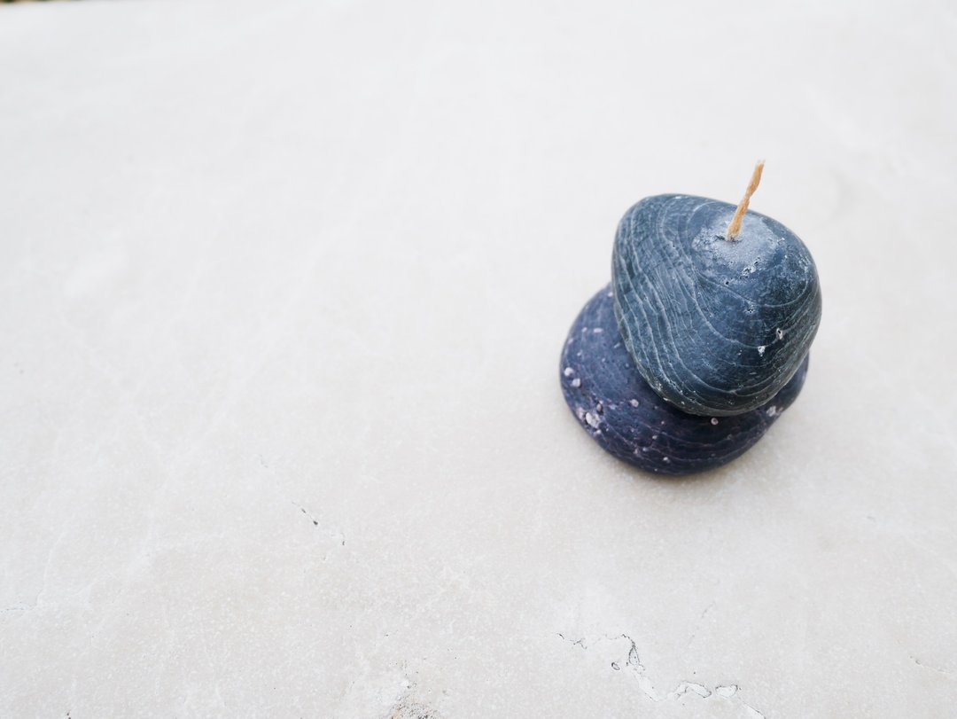 Zen Stone Candle - scented (eucalyptus + rosemary) - 蜡烛/烛台 - 蜡 黑色