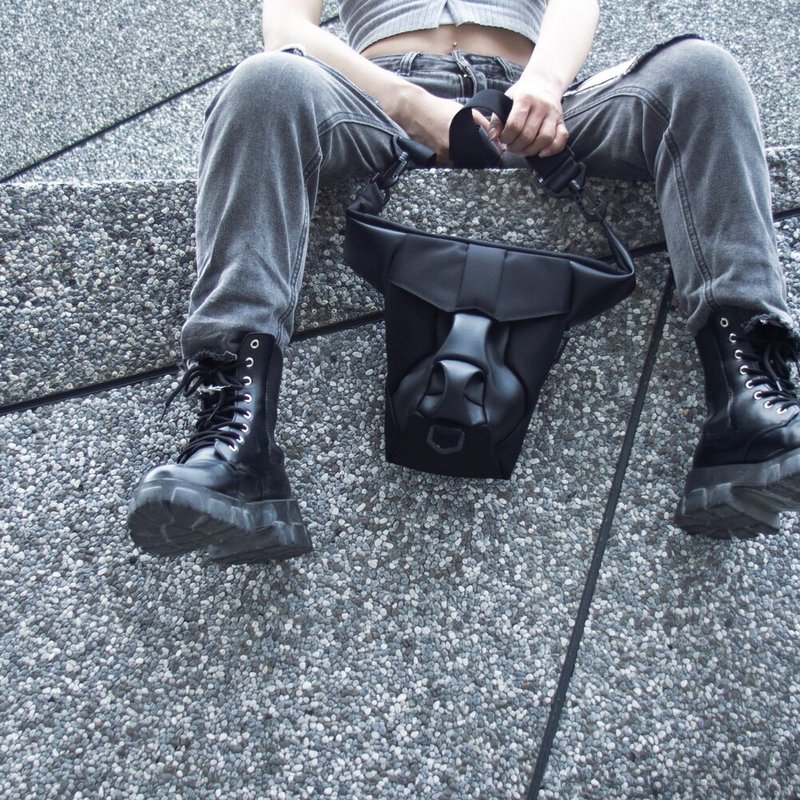 Black bull shoulder bag - 侧背包/斜挎包 - 其他人造纤维 黑色