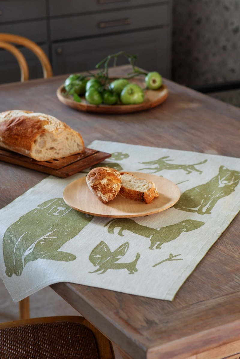 Matti Pikkujämsä合作款万用巾 (狗狗集会 橄榄绿) - 餐垫/桌巾 - 棉．麻 绿色
