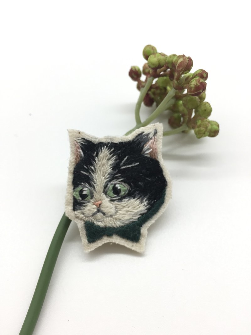 Tearoom I 猫咪帕特里克刺绣胸针 - 胸针 - 绣线 绿色