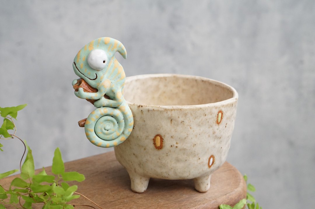 Branch with chameleon plant pot for cactus , handmade ceramic , pottery - 花瓶/陶器 - 陶 卡其色