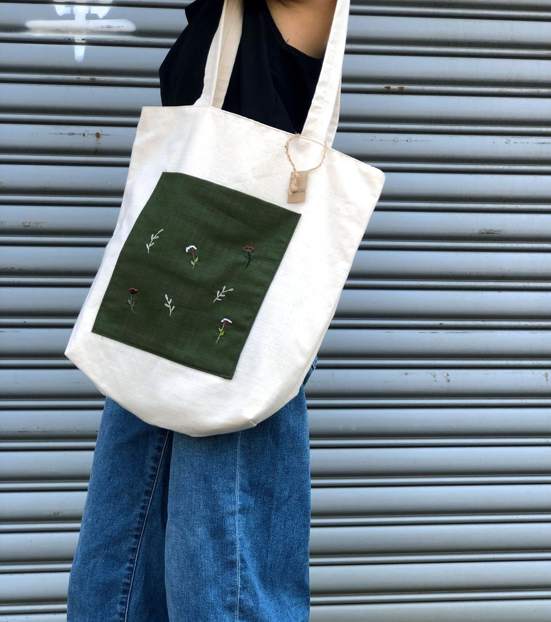 Wildflowers 手工绣托特包Tote Bag - 手提包/手提袋 - 棉 白色