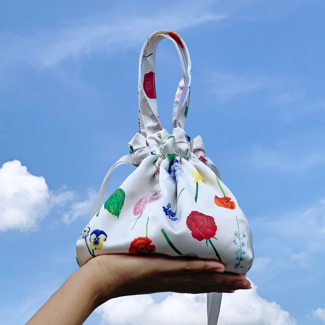 ttq floral drawstring bucket bag, drawstring handbag with flower lover pattern - 束口袋双肩包 - 丝．绢 白色