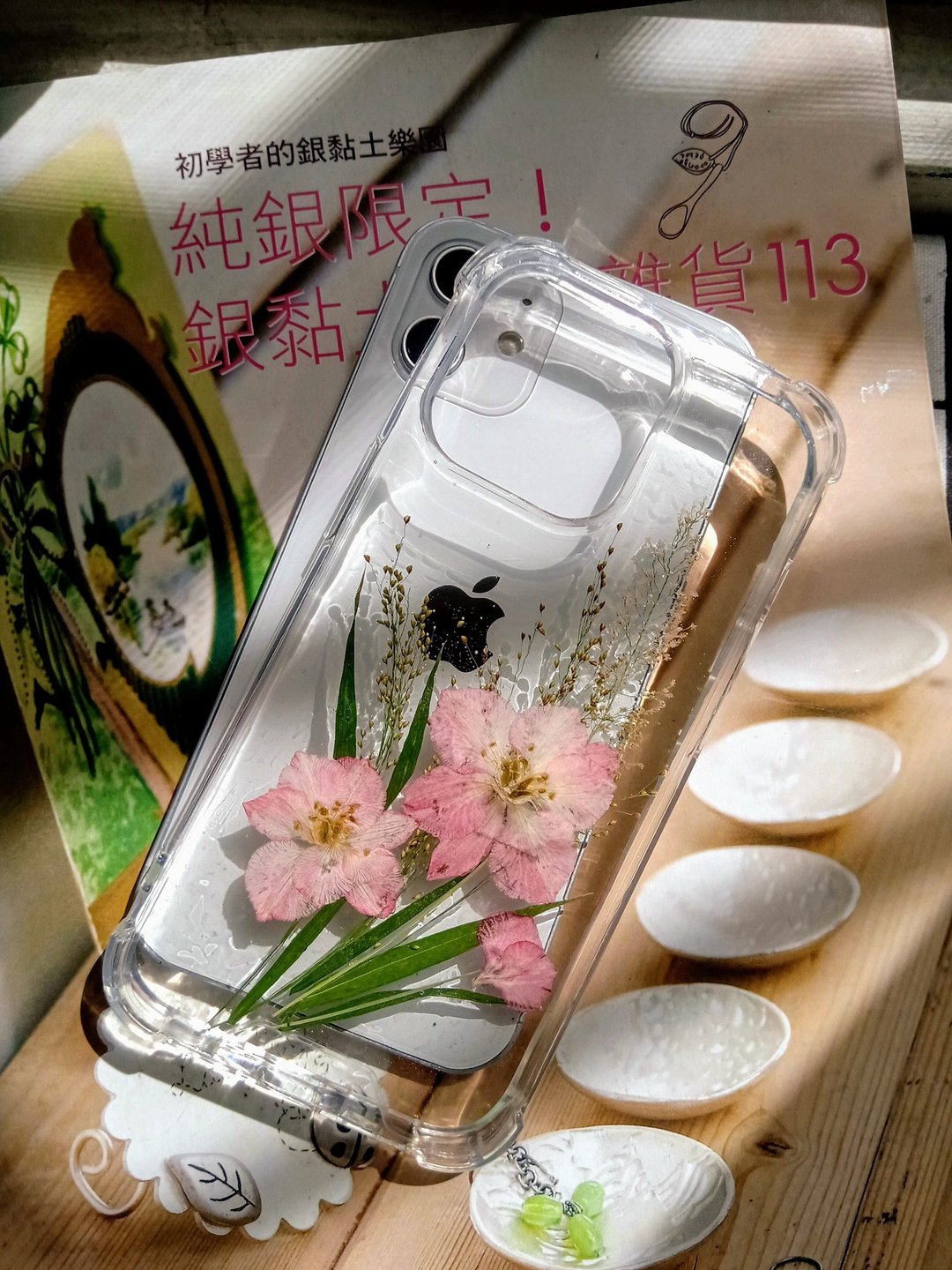 手作押花手机保护壳 | iPhone 13 Pro | 路边的小花 - 手机壳/手机套 - 塑料 多色