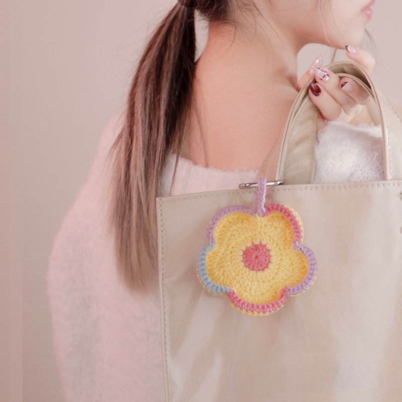 Sunny Palette  • 缤纷 小花 毛线 钩织 杯垫 吊饰 疗愈小物 - 吊饰 - 羊毛 黄色