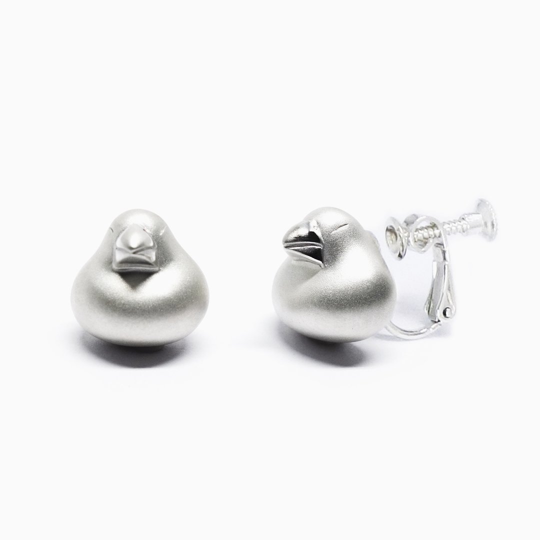 Java sparrow earring ~clip type~SV925【Pio by Parakee】餅的白文鳥夾式耳環 - 耳环/耳夹 - 其他金属 白色