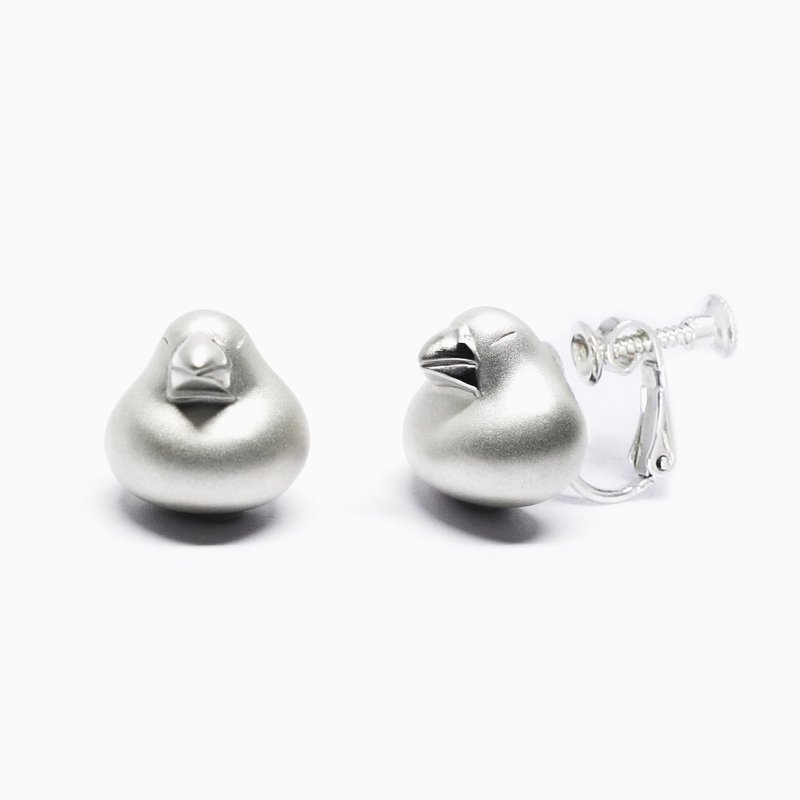 白文鳥イヤリングSV925【Pio by Parakee】Java sparrow clip type earring - 耳环/耳夹 - 其他金属 白色