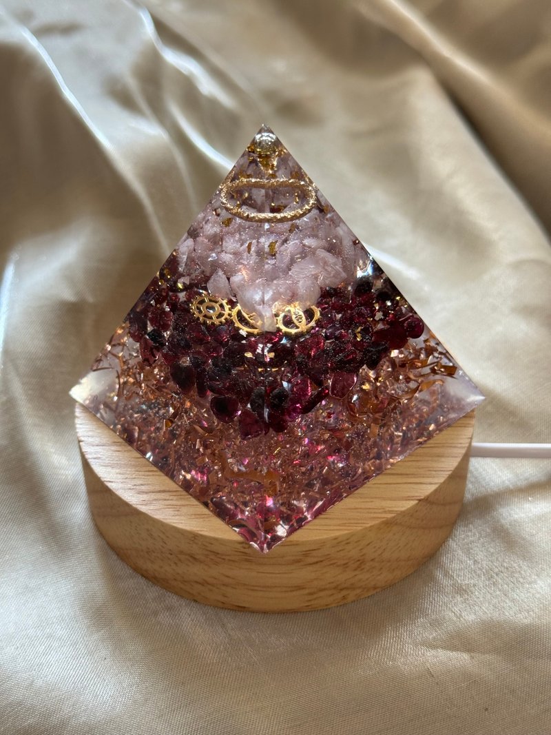 订制【奥刚能量塔-给爱与接纳的你】粉晶/石榴石-奥根金字塔 - 摆饰 - 树脂 