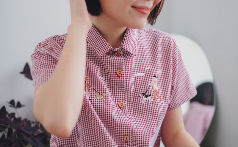 【圣诞礼盒】Basic基本款棉短袖衬衫 Red 红色 Dog walking S/M - 女装衬衫 - 棉．麻 红色