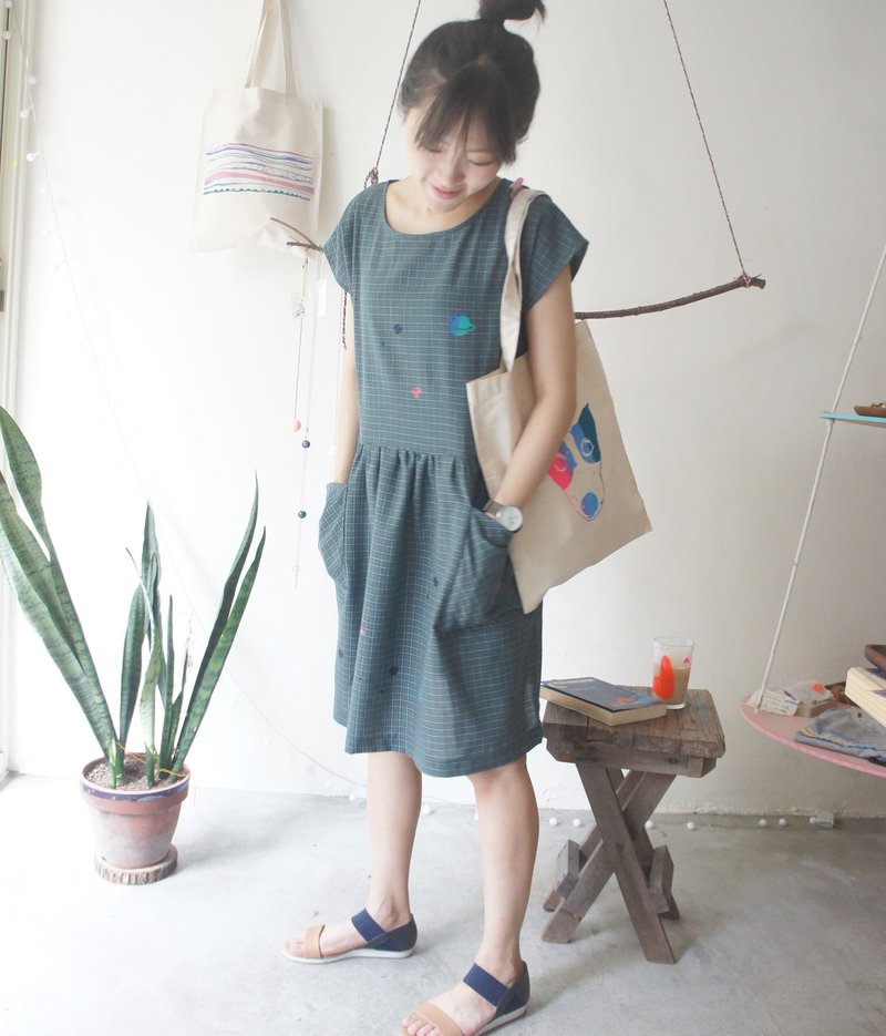 绿色格子人造卫星、星球、一座小山口袋洋装：） - 洋装/连衣裙 - 棉．麻 绿色