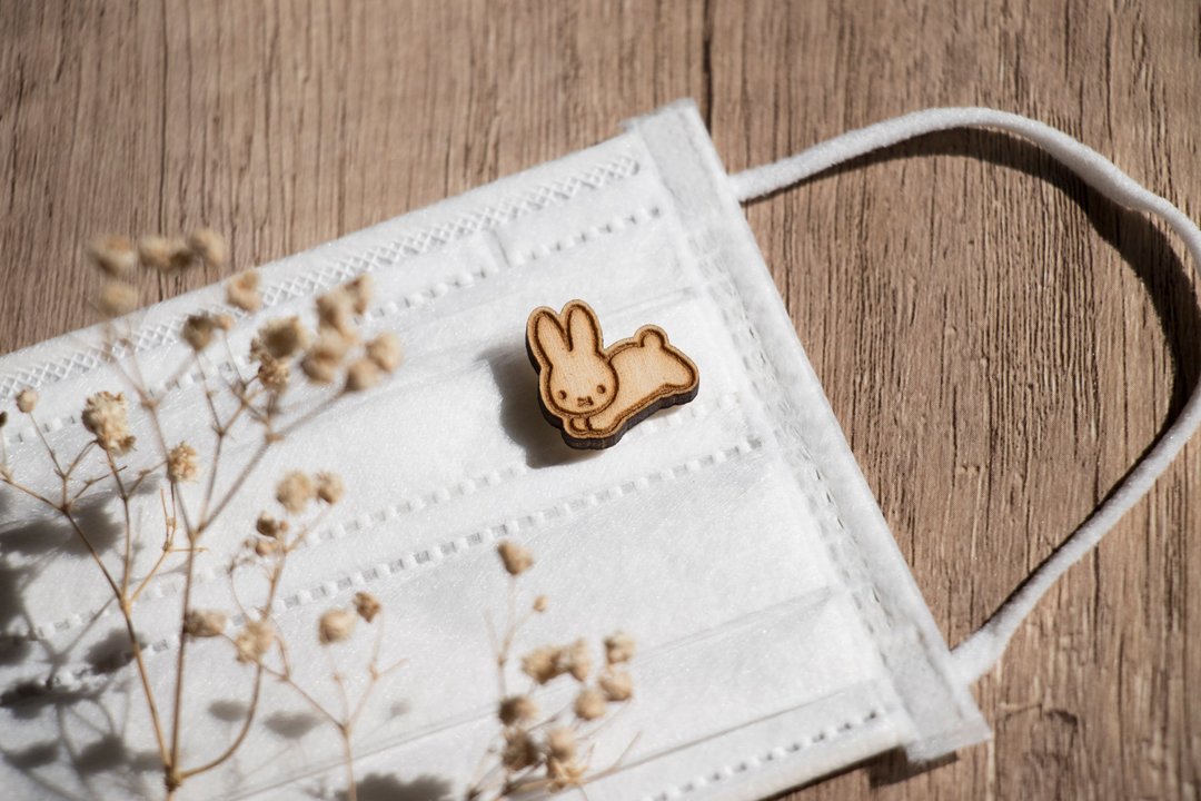 【Pinkoi x miffy】Rabbit 跳跳兔香氛口罩扣 / 磁吸别针 - 口罩 - 木头 咖啡色