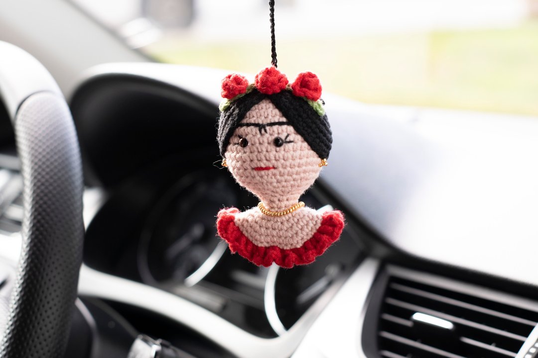 Frida Kahlo car accessory, rear view mirror charm, art pendant, 平安車掛, 针织玩具 汽車用品 - 吊饰 - 棉 红色