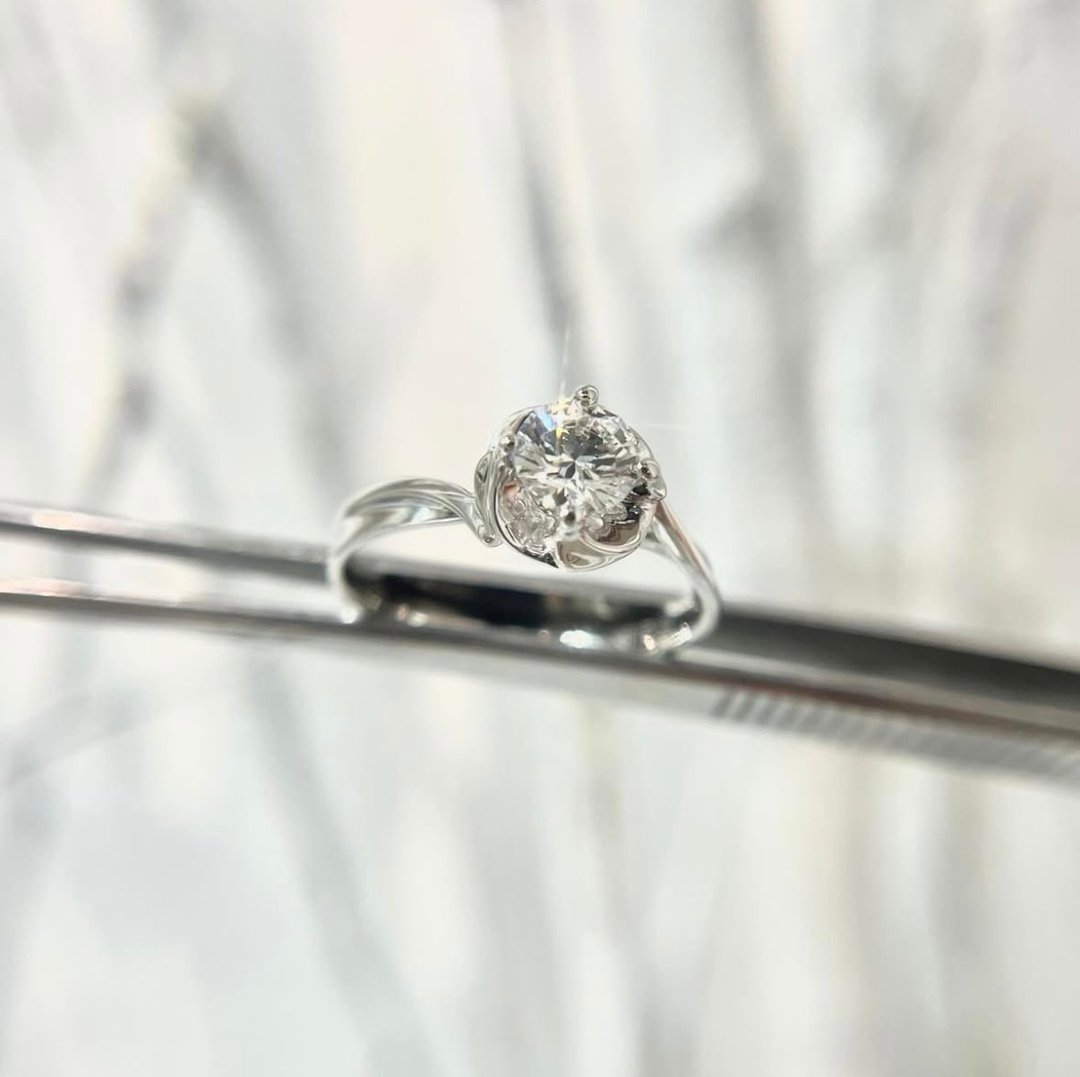 素雅花蕾扭臂 18K 钻石戒指 H21458 - 戒指 - 钻石 