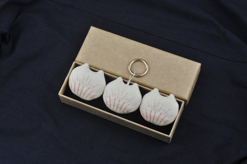 手工刺绣花火猫咪饰品3入 冰箱贴 钥匙扣吊饰 胸针 米色 - 吊饰 - 人造皮革 卡其色