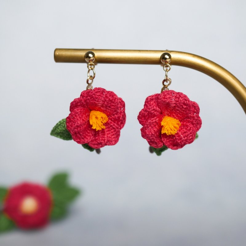 摇曳飘动的红椿耳针 / 耳夹   接单制作、手工编织、手作、K16GP - 耳环/耳夹 - 绣线 红色